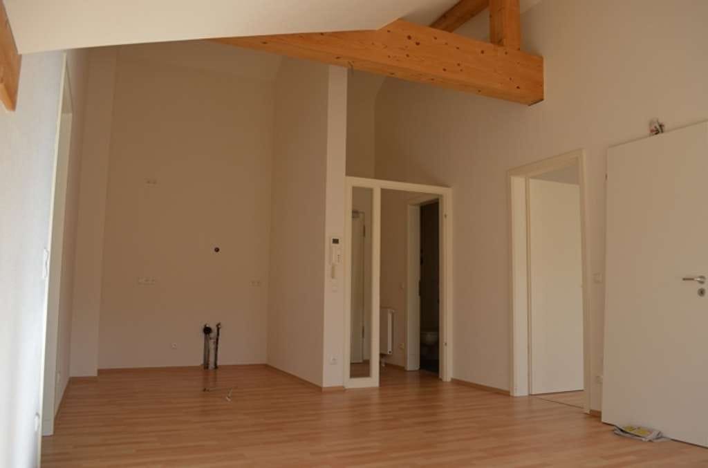Immobilie in Penzing - Attraktive 3-Zimmer Dachgeschosswohnung mit Sichtdachtstuhl und Aufzug - Bild 2