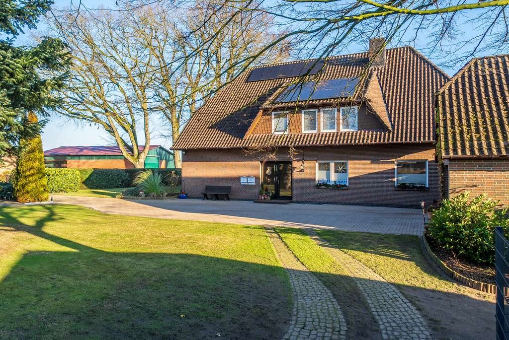 Immobilie in Hatten - Hochwertiges Zweifamilienhaus mit großem Grundstück in Hatten - Bild 1