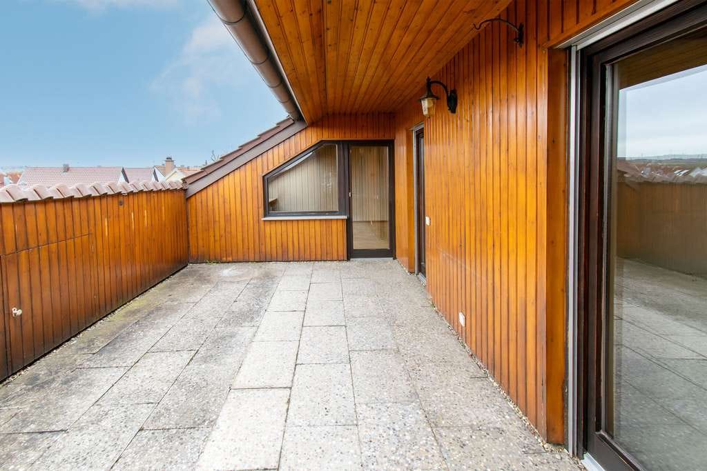 Immobilie in Ditzingen - Ruhige Lage und tolle Fernsicht: 3,5-Zimmer-Wohnung mit Dachterrasse und TG-Platz zu verkaufen - Bild 3