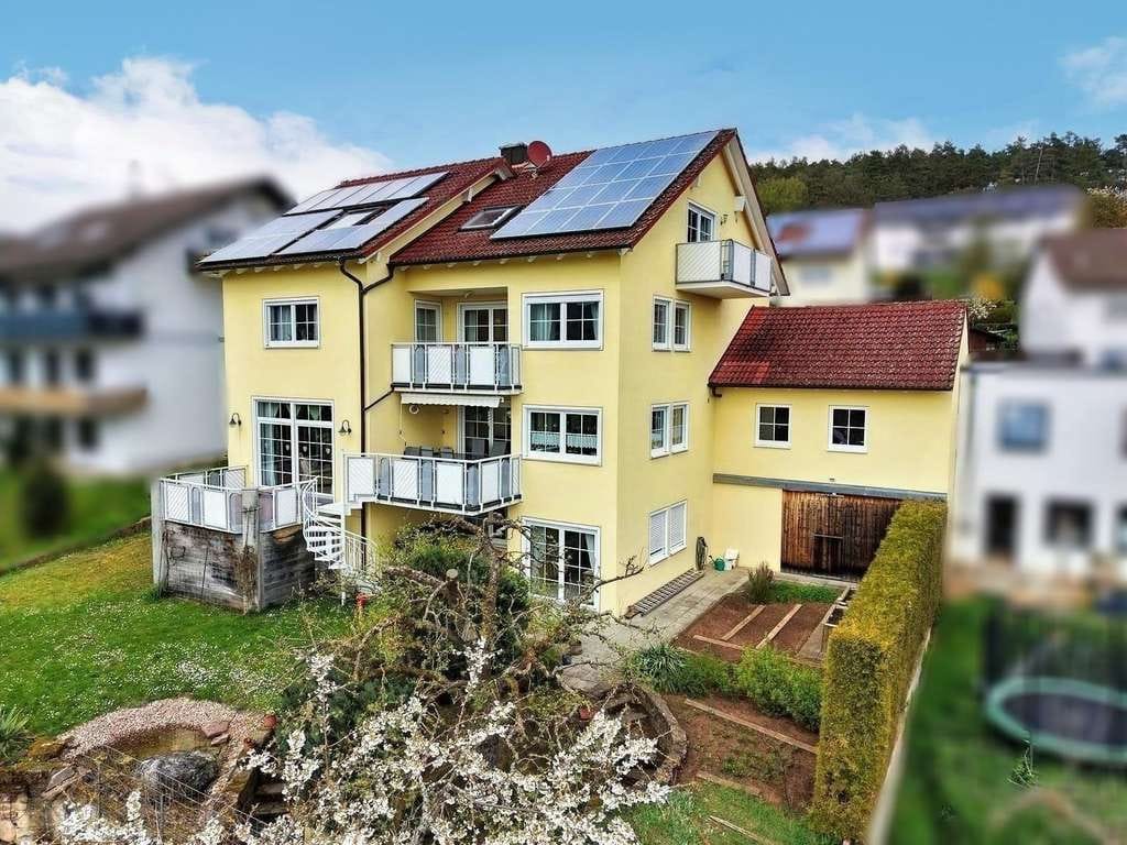 Immobilie in Bad Bocklet - Exklusives Familienanwesen mit Einliegerwohnungen, Naturteich und außergewöhnlichem Raumkonzept - Bild 0