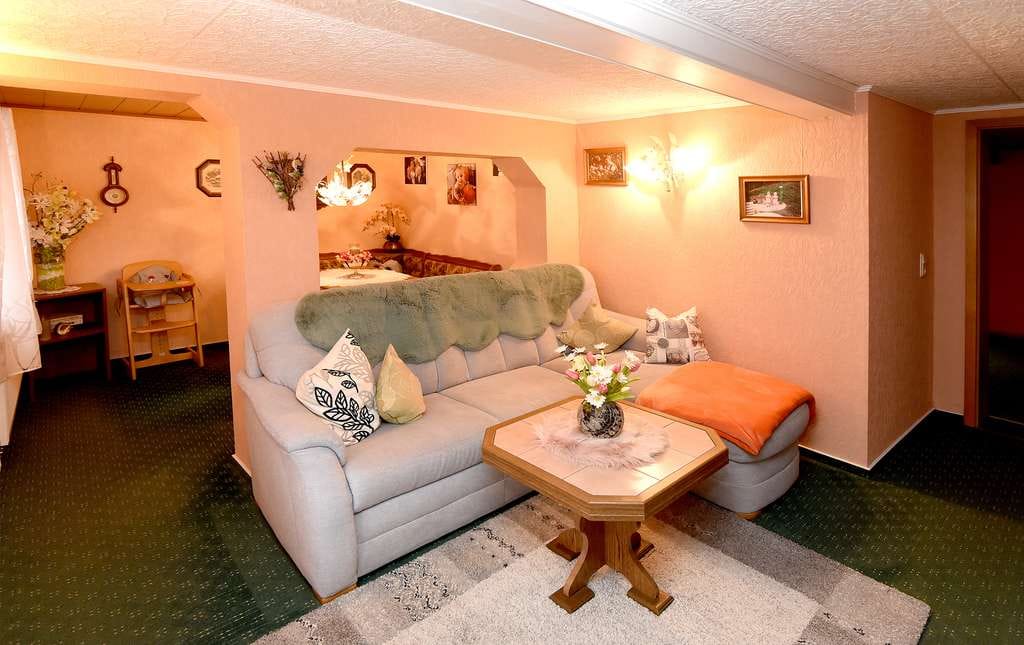 Immobilie in Schleusingen - Charmantes Wohnhaus mit 2 Eingängen, großem Grundstück und zusätzlichem Nebengebäude - Bild 3