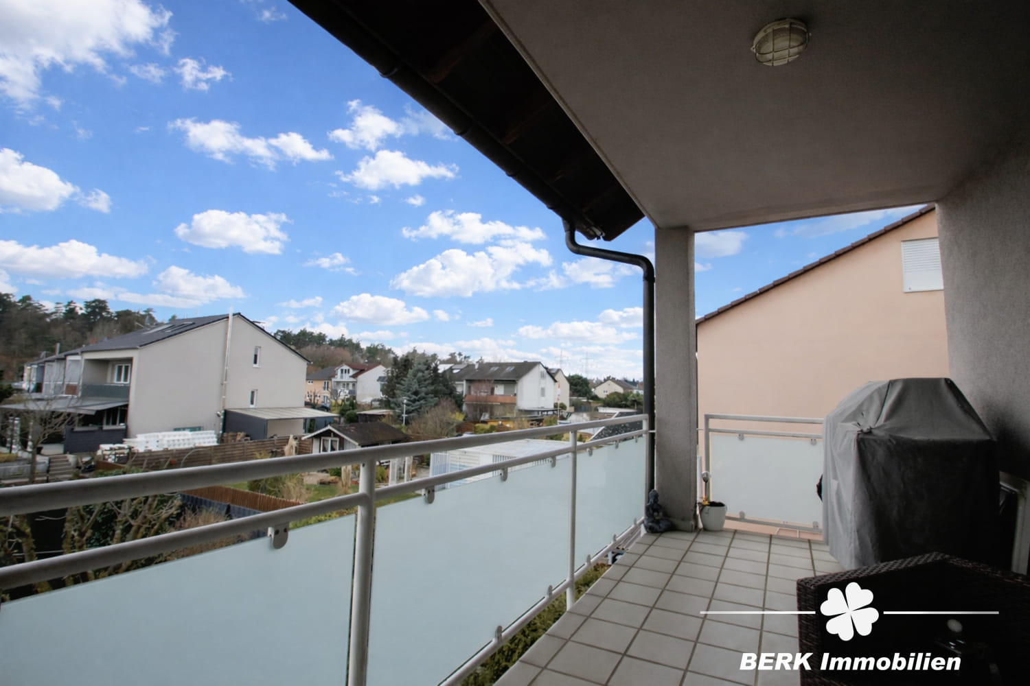 Immobilie in Stockstadt am Main - BERK Immobilien - Gepflegte 2-Zimmer-ETW in toller Lage mit EBK, großem Balkon & PKW-Stellplatz - Bild 3