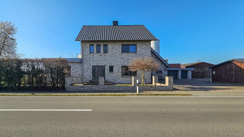 Immobilie in Wagenfeld - Großzügiges Haus nach KFW-40-Standart mit vielen Nebengebäude! Wohngebäude 2017 hochwertig saniert! - Bild 2