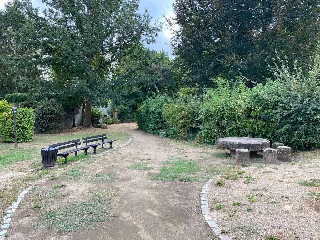 Immobilie in Westhofen - Seltene Gelegenheit: Einfamilienhaus in einzigartiger Alleinlage direkt am Liebfrauenpark in Westhof - Bild 2