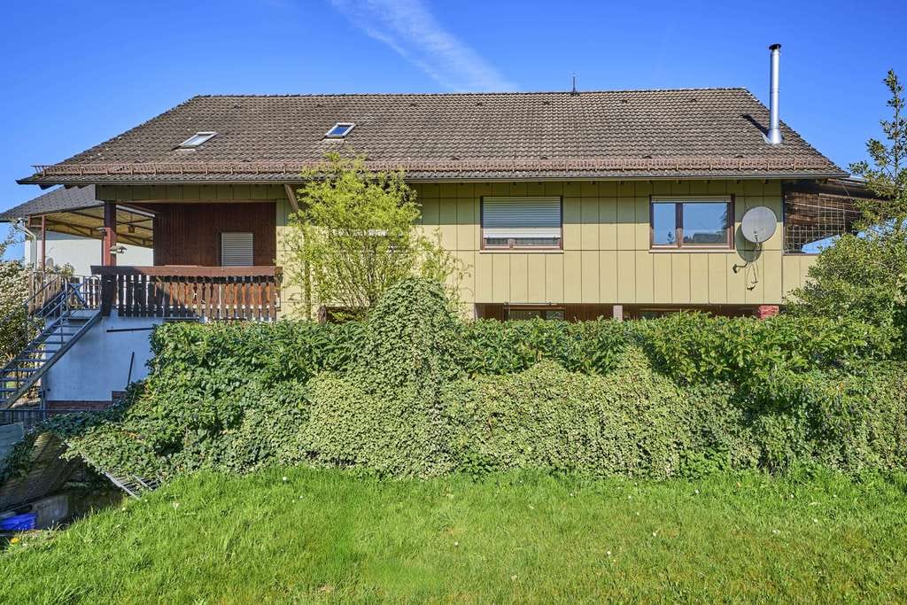 Immobilie in Malsch - Großes Einfamilienhaus in zweiter Reihe, traumhaft schöne Aussichtslage, Blick in die Rheinebene - Bild 1
