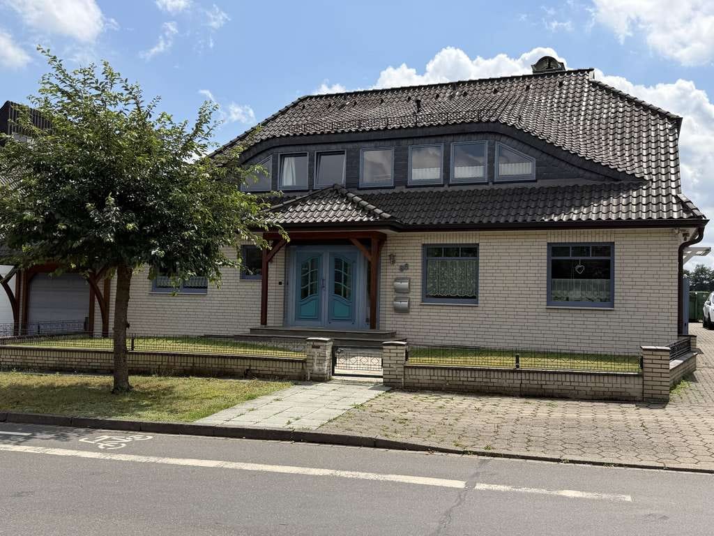 Immobilie in Stelle - Großzügiges MFH mit Charme, Vermietungspotenzial und vielseitigen Nutzungsmöglichkeiten - Bild 0