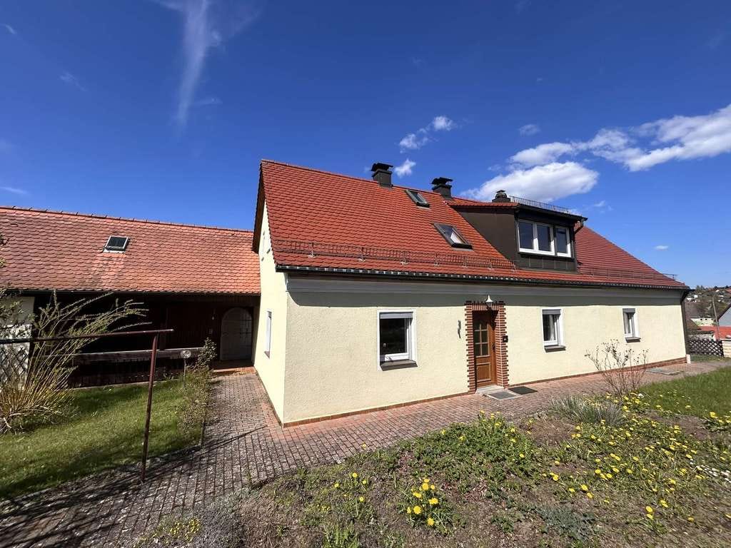 Immobilie in Erbendorf - PROVISIONSFREI: Charaktervoll Wohnen mit viel Potenzial inkl. großem Garten, Garage & Nebengebäuden - Bild 1