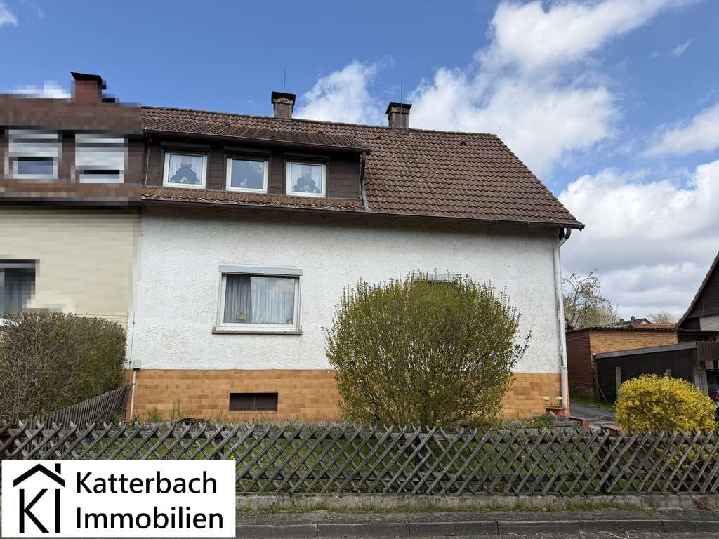 Immobilie in Seesen - Solide Doppelhaushälfte mit 2 Garagen und schönem Gartengrundstück in Seesen - Bild 1