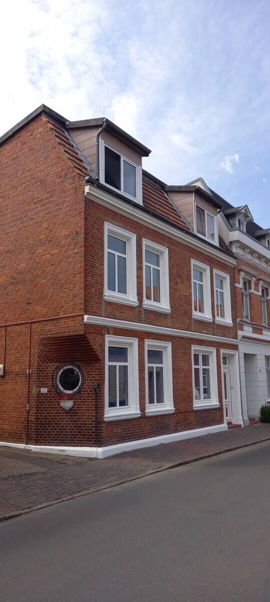 Immobilie in Glückstadt - Mehrfamilienhaus 4 Wohneinheiten 4 Garagen in Glückstadt und ein echtes maritimes Kleinod nahe des Binnenhafens, mitten in der Stadt - Bild 3