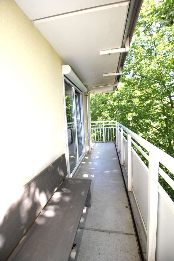 Immobilie in Hofheim am Taunus - Großzügige 3-Zimmer-Wohnung mit umlaufendem Balkon und herrlichem Blick ins Grüne - Bild 2