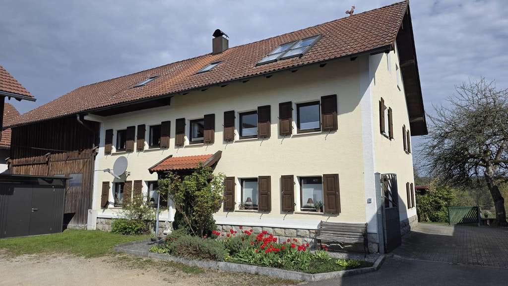 Immobilie in Saldenburg - Ehemaliges Bauernhaus - Ein Ort, gemacht für echte Pferdeliebe und echtes Familienleben - Bild 1