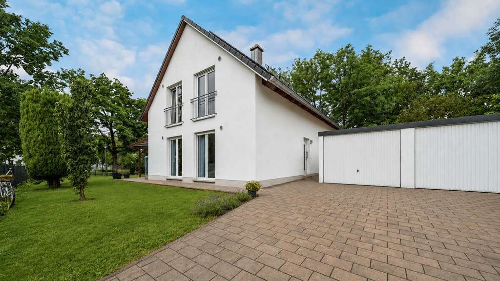 Immobilie in Langenpreising - Energieeffizientes Familienhaus in Langenpreising mit großem Grundstück, Doppelgarage und PV-Anlage - Bild 0
