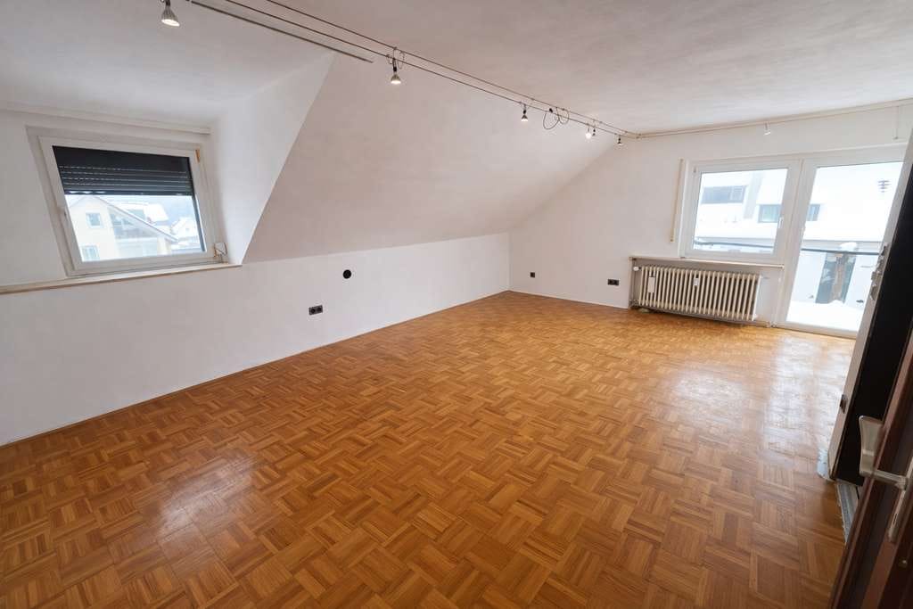 Immobilie in Schwanstetten - Attraktive Dachgeschosswohnung mit Südbalkon in Schwanstetten - OT Schwand - Bild 0