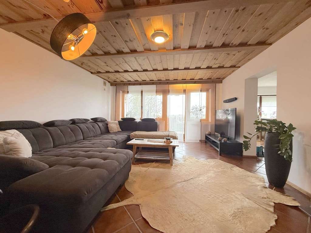 Immobilie in Neuburg am Inn - "Ihr Wohlfühlhaus mit Aussicht: Vielseitiges Einfamilienhaus mit Dach-Ausbaupotential" - Bild 4