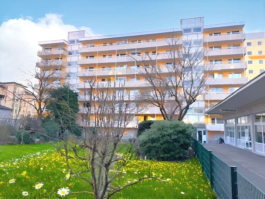 Immobilie in Bad Soden - Bad Soden Stadtmitte, Wohnung zum Renovieren, ruhige Lage, 4. Stock, 2 Balkone, Stellplatz, frei - Bild 1