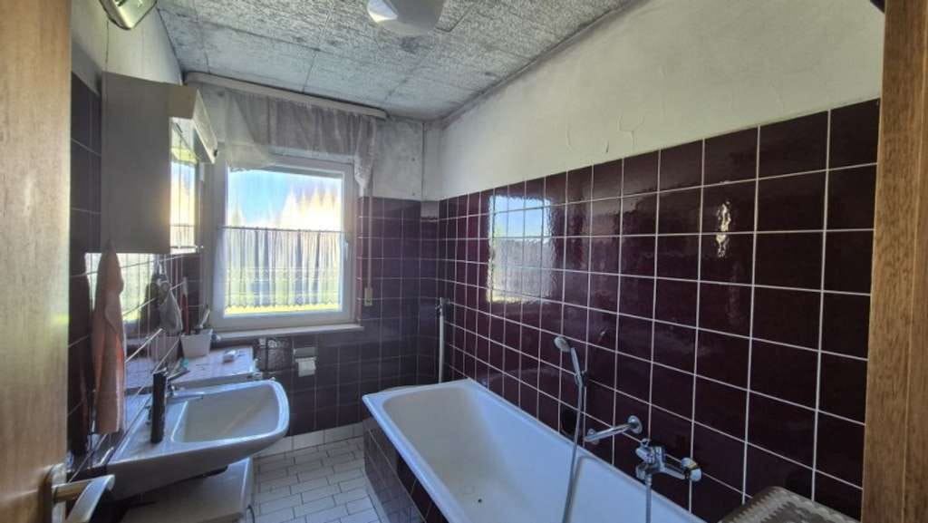 Immobilie in Karbach - Bungalow (sanierungsbedürftig) mit Bauplätzen  - Bild 4
