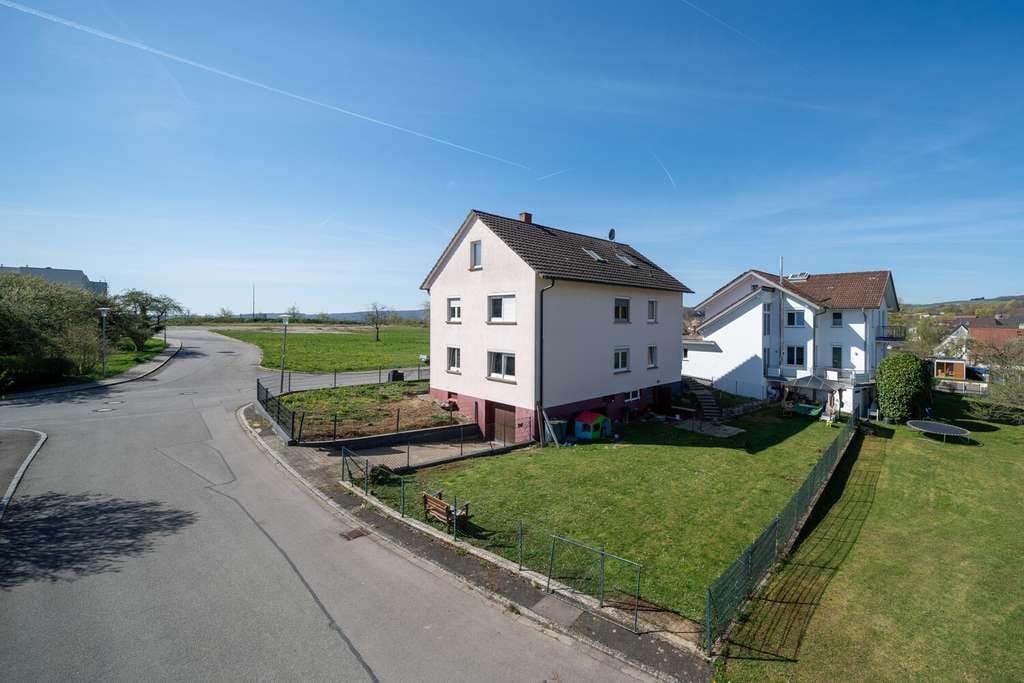 Immobilie in Tengen - Großzügiges Zweifamilienhaus mit Gartenfreude und Potenzial - Bild 1