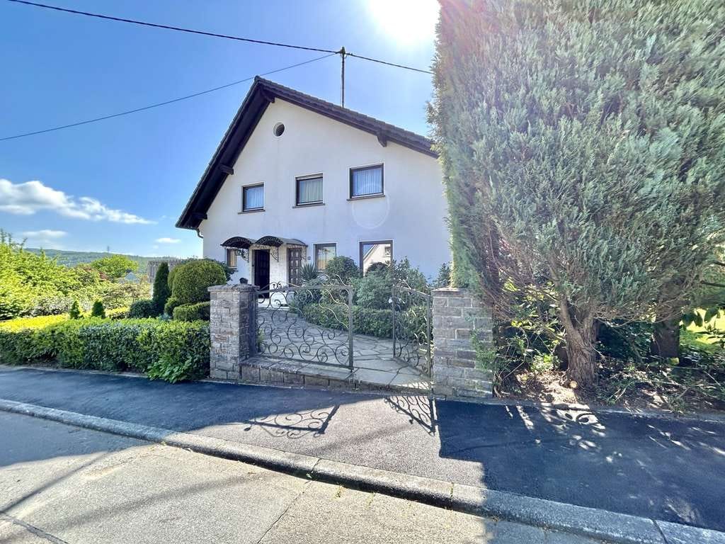 Immobilie in Betzdorf - **Hochwertiges Einfamilienhaus mit Pool in ruhiger Höhenlage von Betzdorf** - Bild 2