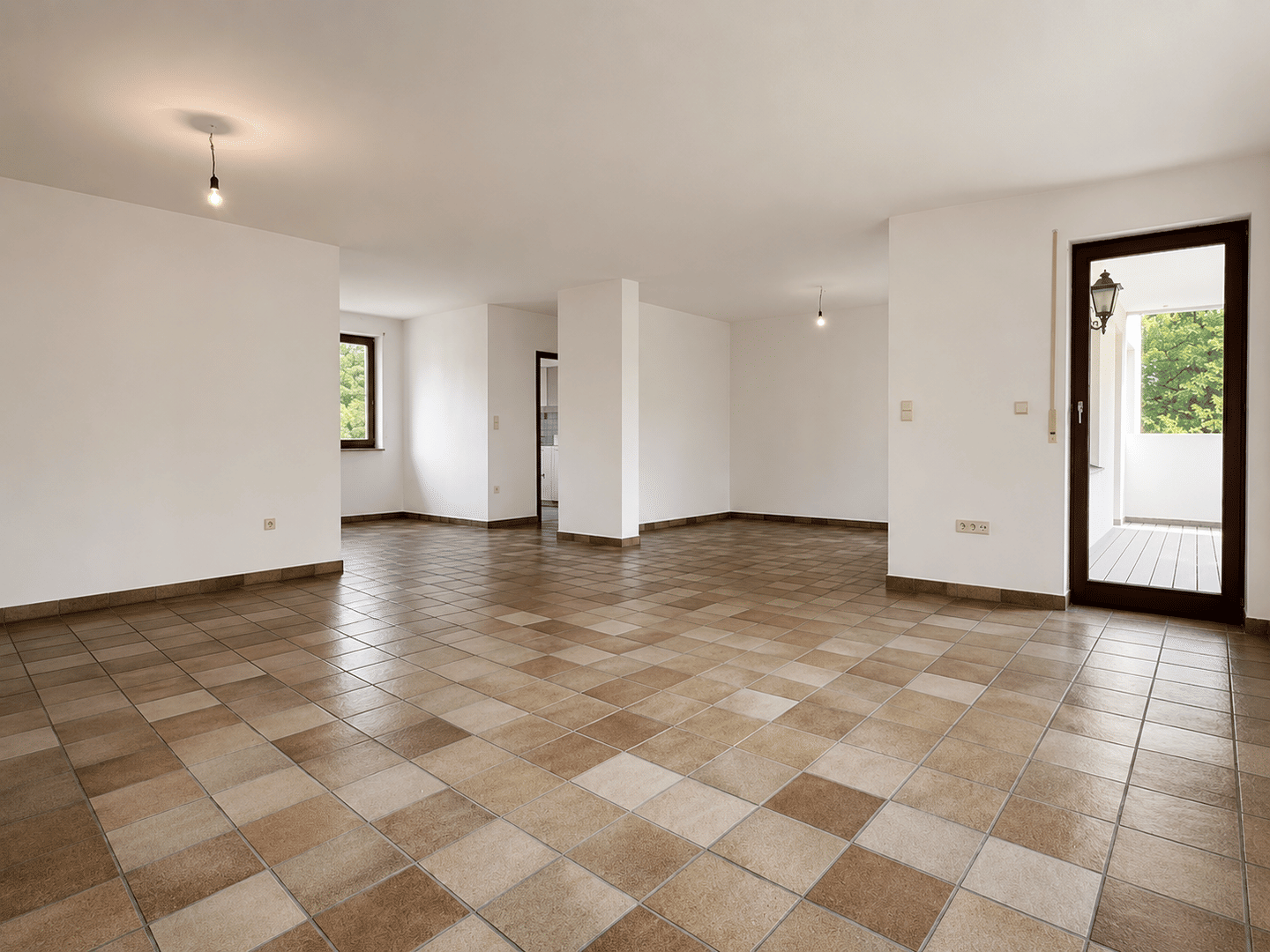 Immobilie in Zirndorf - Urbanes Wohnen mit Blick ins Grüne: Helle 3- bis 5-Zi.-Whg. mit  Süd-West-Balkon und 2 Garagen - Bild 3