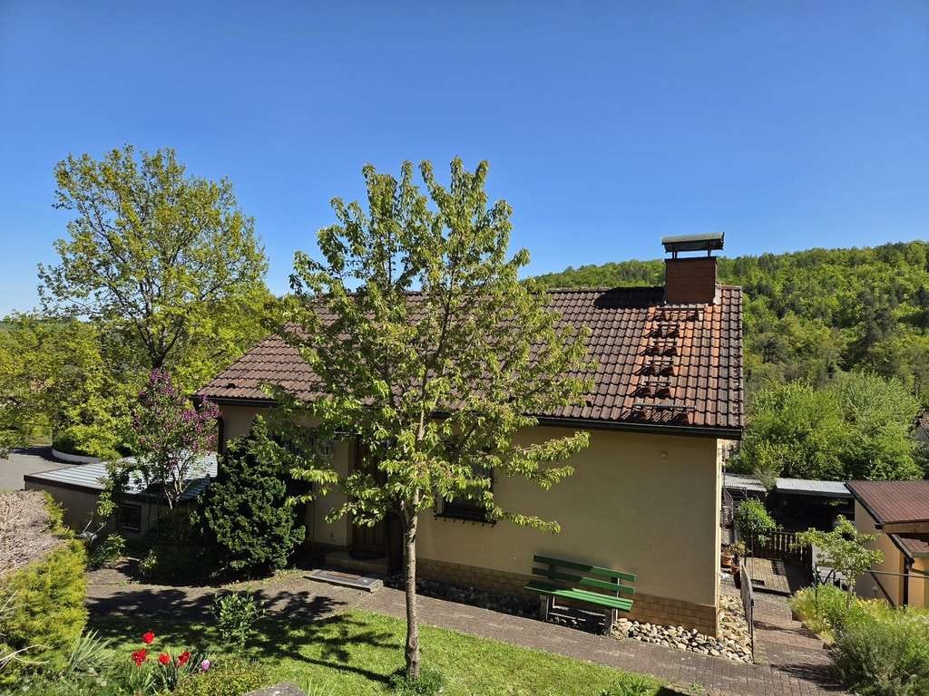 Immobilie in Eltmann - Ruhig gelegenes EFH mit Garagen und schönem Garten in beliebter Siedlungslage von Eltmann - Bild 4
