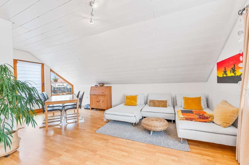 Immobilie in Löchgau - Helle Dachgeschoss Wohnung mit Stellplatz mit Blick über Löchgau zu verkaufen - Bild 1