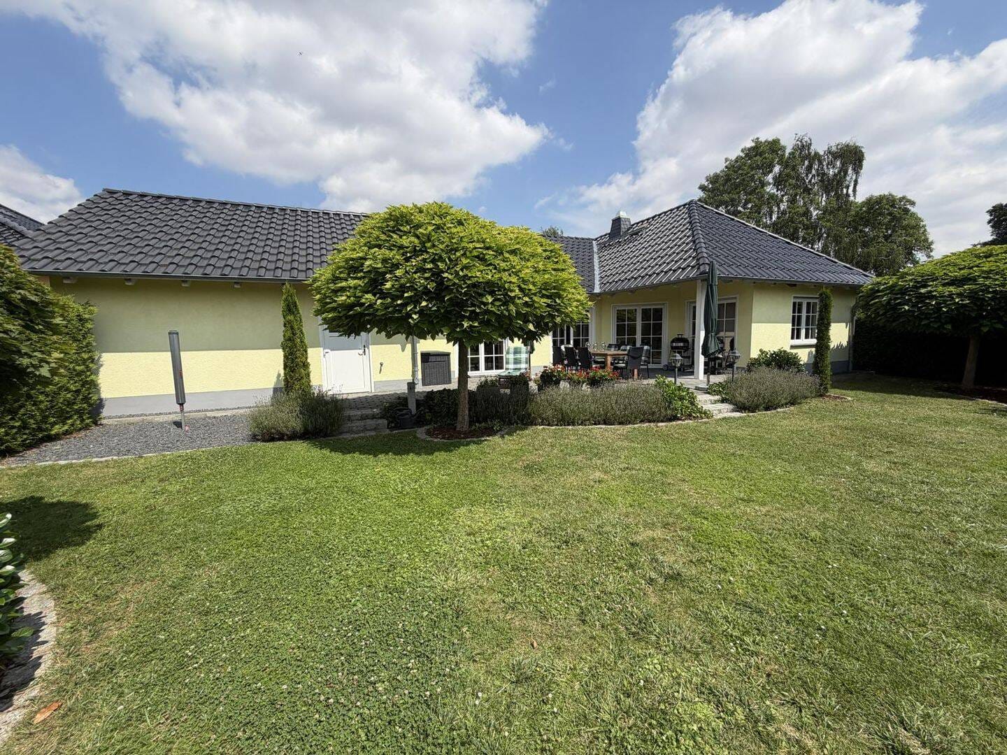 Immobilie in Oschatz - Traumhaftes Wohnen auf einer Ebene - Stilvoller Winkelbungalow mit Doppelgarage auf großzügigem Sonnengrundstück - Bild 3