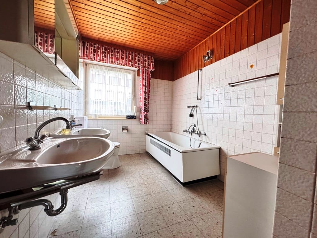 Immobilie in Klingenberg am Main - Renovierungsbedürftiger Winkelbungalow
auf großem Grundstück mit Weinbergblick - Bild 3