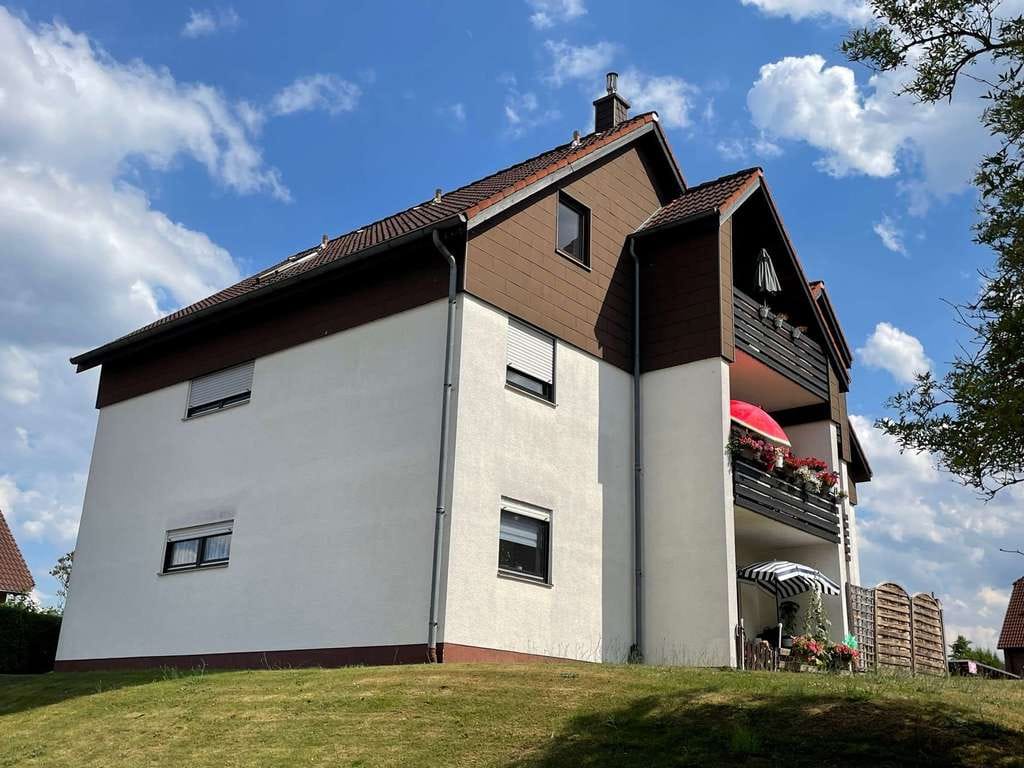 Immobilie in Bebra - Dachgeschoss-Wohnung mit 55 m² im 6 Familienhaus *** mit Balkon ***KfZ-Stellplatz *** Badewanne *** - Bild 1