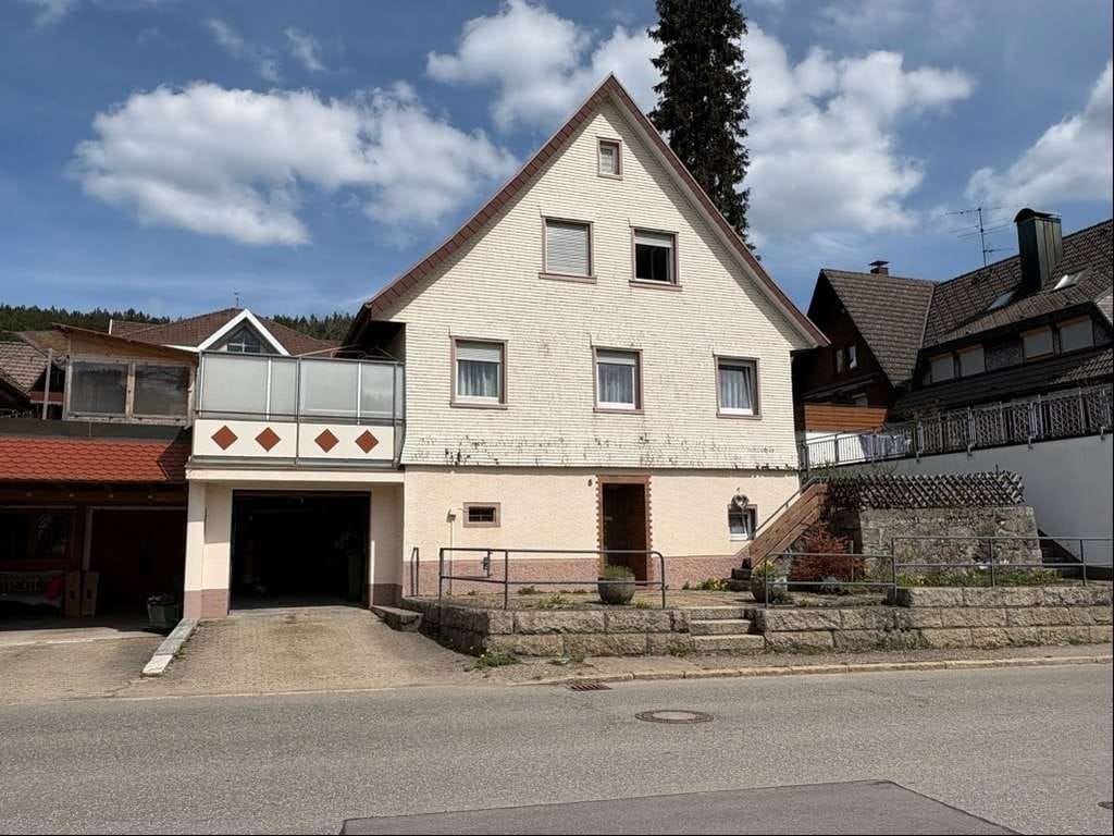 Immobilie in Schonach im Schwarzwald - Sonniges Wohnhaus mit Garage - Bild 1