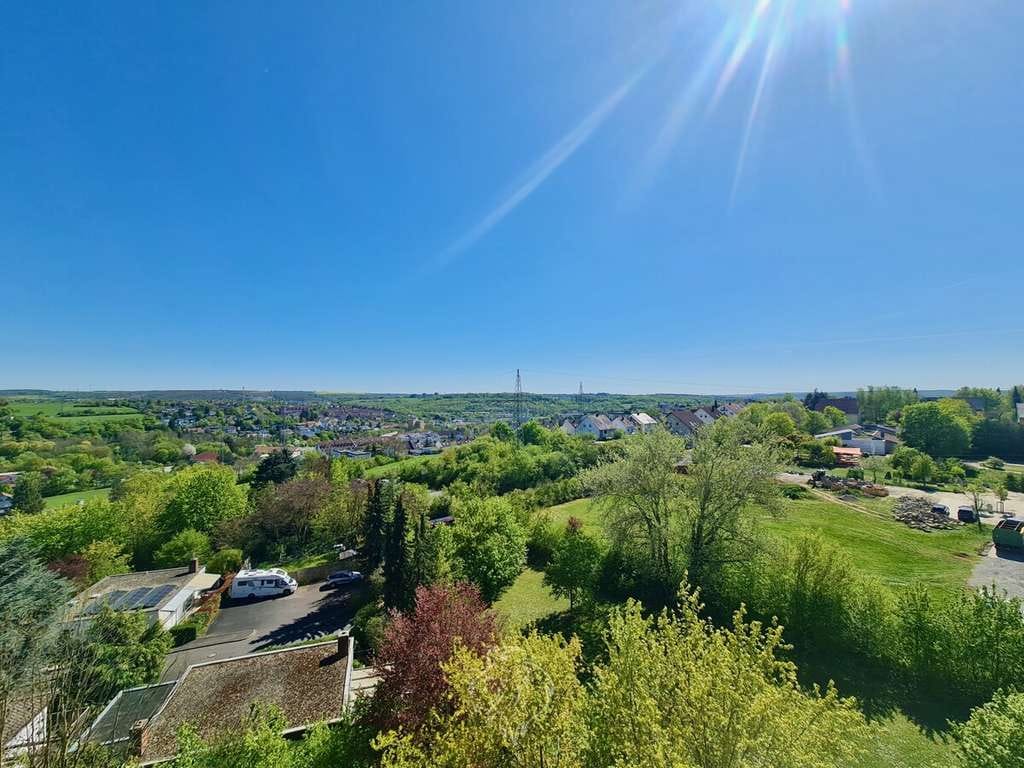 Immobilie in Würzburg - Bezugsfrei: 1-Zimmer-Wohnung mit Weitblick, Loggia & Aufzug in Würzburg-Lengfeld - Bild 1