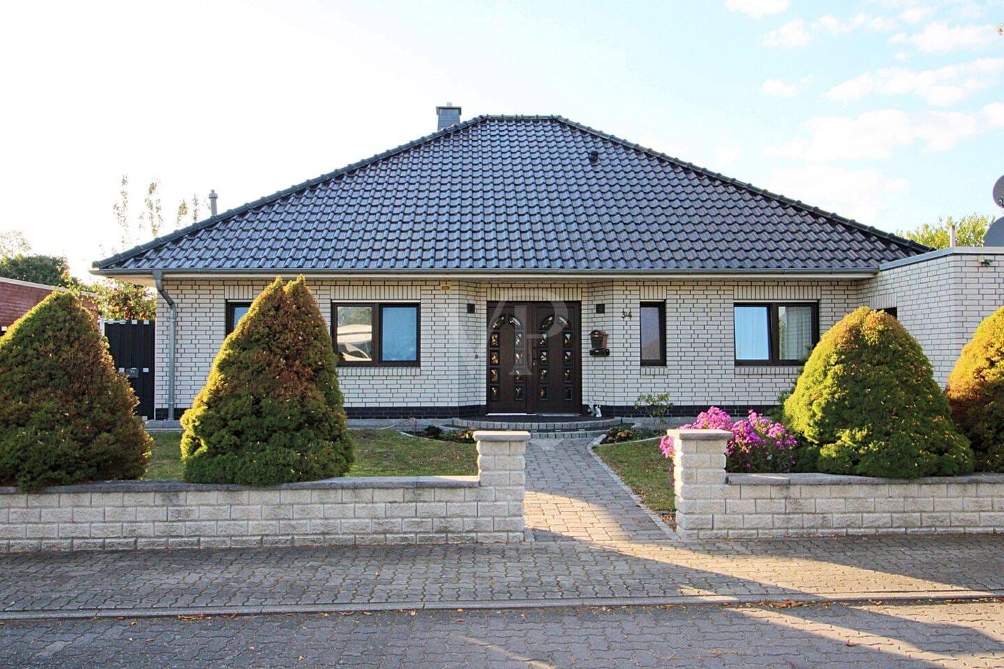 Immobilie in Hankensbüttel - GEPFLEGTER BUNGALOW  - MIT WINTERGARTEN, KAMIN UND GARAGE - Bild 1