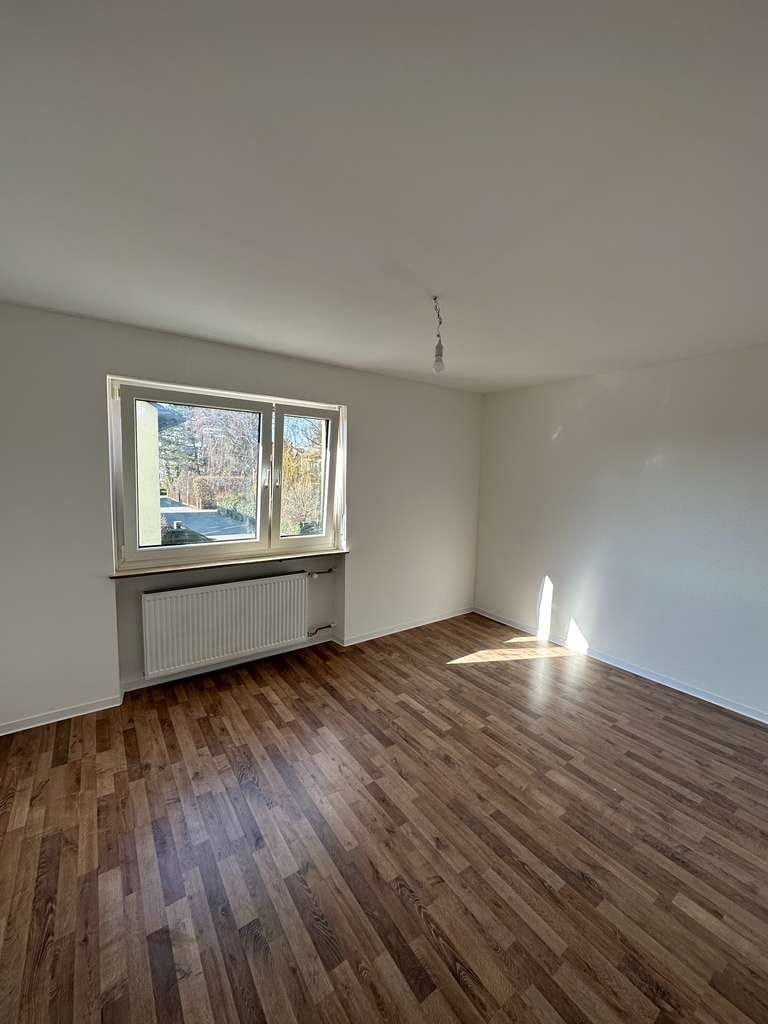 Immobilie in Eckersdorf - Sanierte 5-Zimmer-Wohnung auf 2 Ebenen mit Balkon, Garage und Gartenanteil - Bild 2