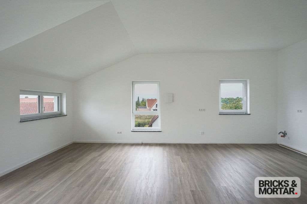 Immobilie in Deiningen - Exklusive, sonnendurchfluteten 4-Zimmer- Dachgeschosswohnung mit 2 Carport-Stellplätzen - Bild 4