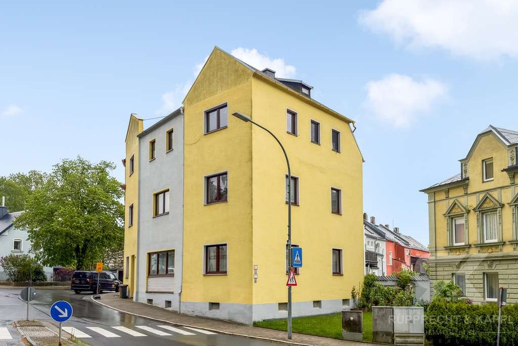 Immobilie in Schönwald - Charmante renovierte 3-Zimmer-Erdgeschosswohnung am Kirchplatz in Schönwald - Bild 1