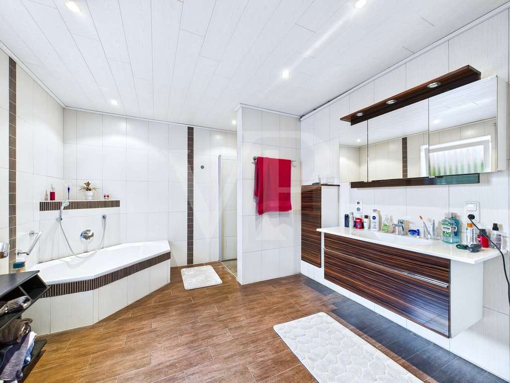 Immobilie in Upgant-Schott - Großzügiges Einfamilienhaus mit ELW, Doppelgarage und pflegeleichtem Grundstück - Bild 4