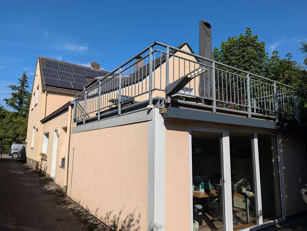 Immobilie in Voerde (Niederrhein) - Solide Substanz mit Raum für Ihre Ideen: Zweifamilienhaus mit XXL-Grundstück in Voerde - Bild 2