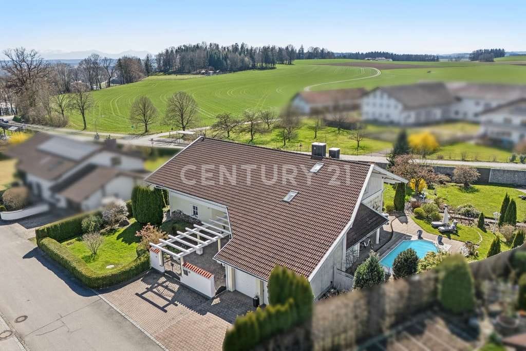 Immobilie in Engelsberg - Exklusives Landhausanwesen mit Galerie, Pool, Wellness und Weinkeller auf großem Grundstück - Bild 1