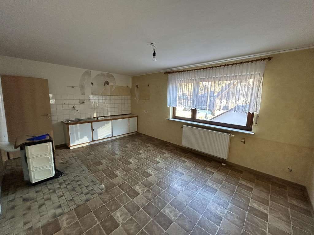 Immobilie in Lohr am Main - Großzügiges Zweifamilienhaus mit zwei Wohneinheiten, Balkon und Nebengebäude im Spessart  - Bild 3