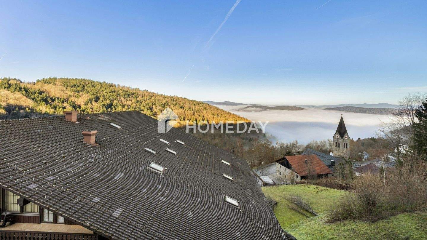 Immobilie in Schöfweg - Kompaktes Wohlfühl-Zuhause mit Alpenblick, moderner Sanierung, EBK, Stellplatz & Möblierung - Bild 1