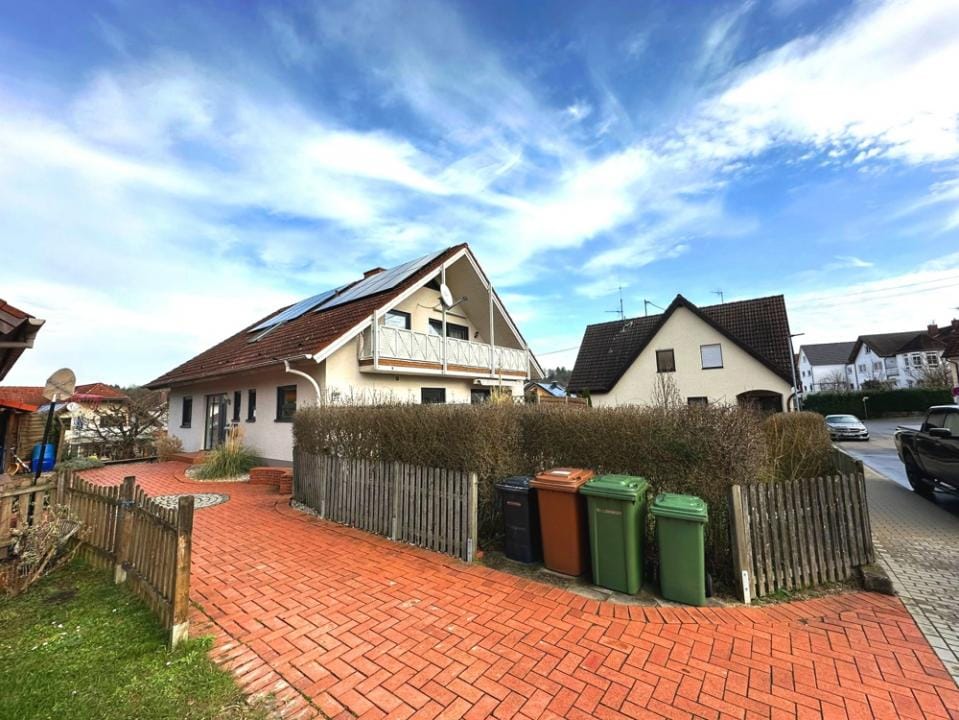 Immobilie in Eschelbronn - GLOBAL INVEST | Tolles, modernisiertes Zweifamilienhaus mit über 230m² Wohnfläche in Eschelbronn - Bild 2