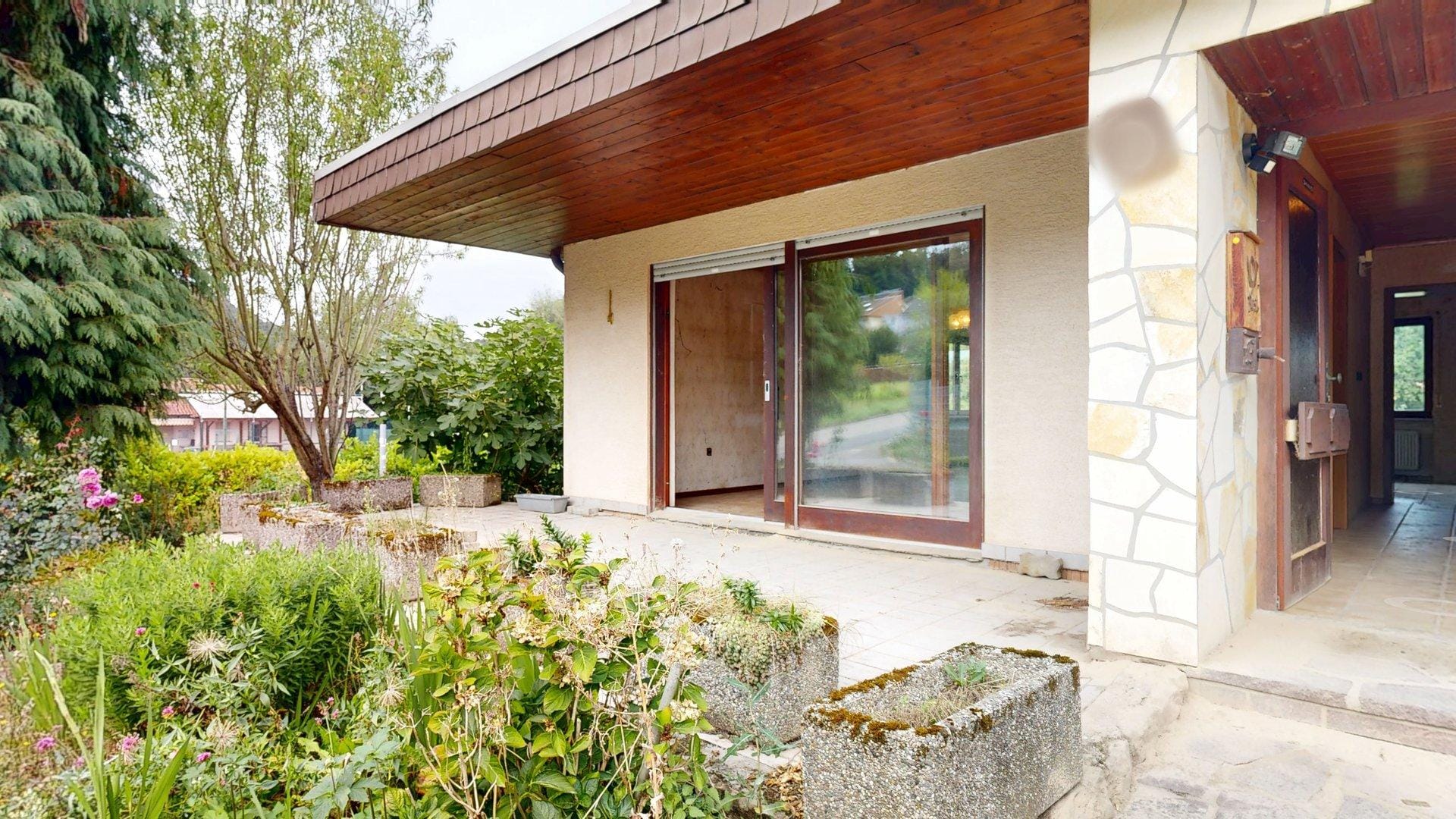 Immobilie in Klingenmünster - ~~ BUNGALOW MIT ZWEI GARAGEN UND GARTEN IN KLINGENMÜNSTER ~~ - Bild 1