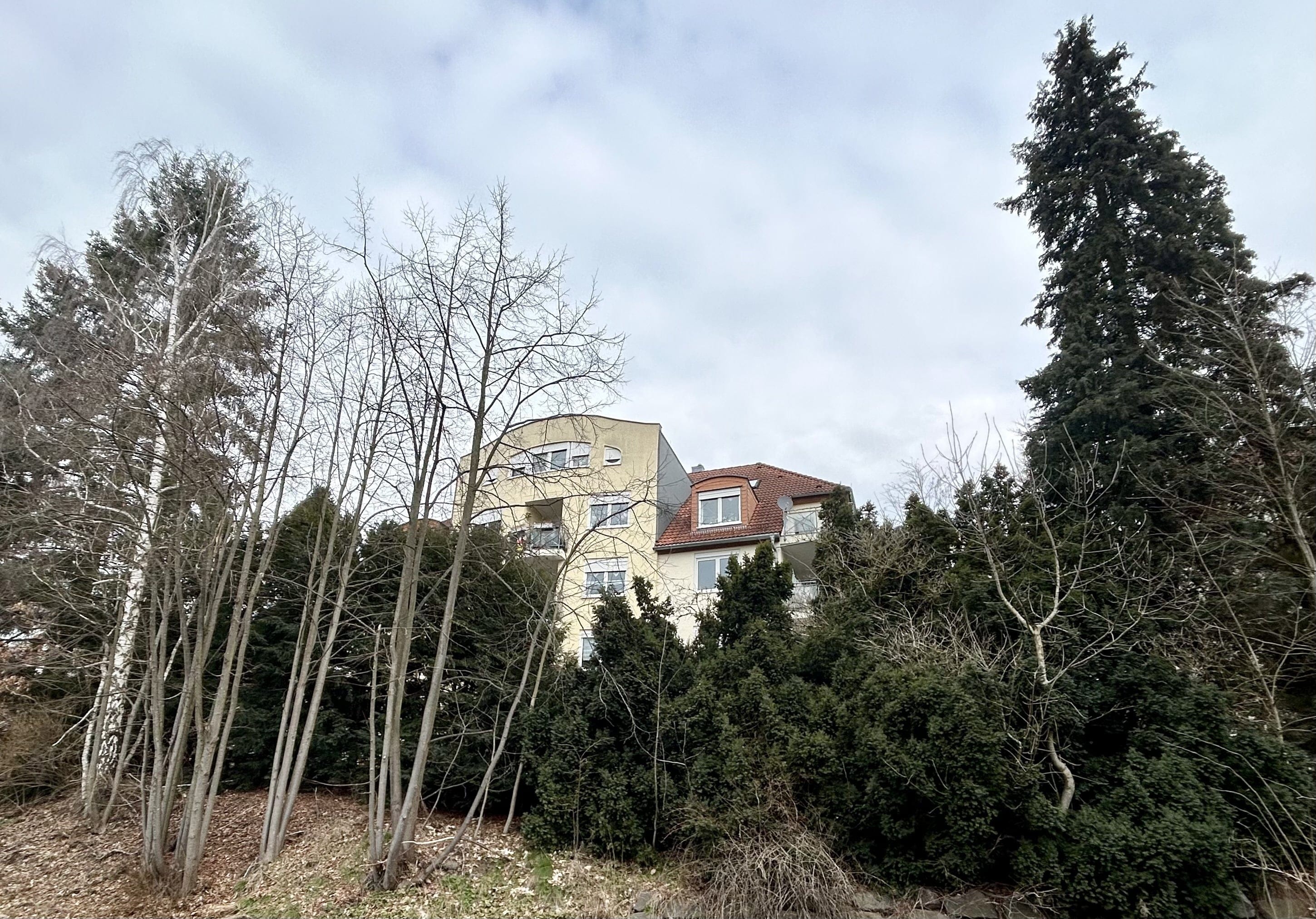 Immobilie in Sonneberg - Vermietete 4-Zimmer-Maisonette-Wohnung mit Balkon, Tiefgaragenstellplatz und zusätzlichem Carport - Bild 0