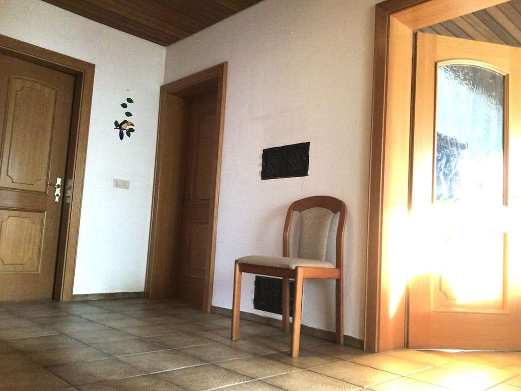 Immobilie in Grafrath - Provisionsfrei! Großes Einfamilienhaus zur Eigennutzung mit Vermietungspotential nahe Ammersee - Bild 3