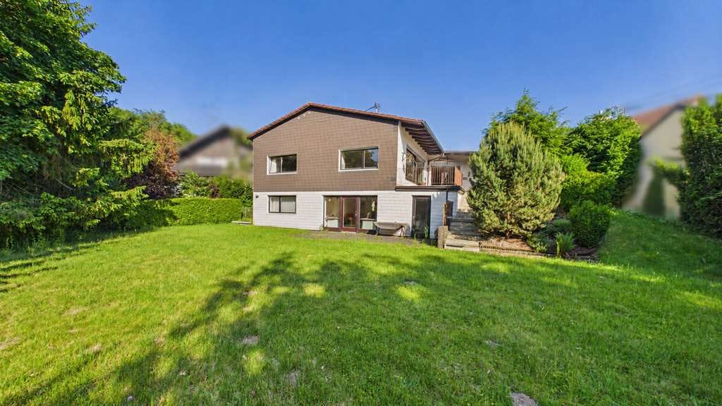 Immobilie in Neusäß - Wohnen mit Weitblick: Großzügiges Einfamilienhaus in grüner Hanglage! - Bild 0
