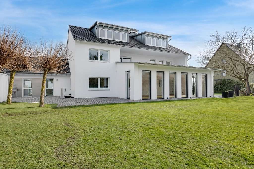 Immobilie in Halver - Großzügiges Einfamilienhaus mit 385 m² Wohnfläche und großem Grundstück in Halver - Bild 1