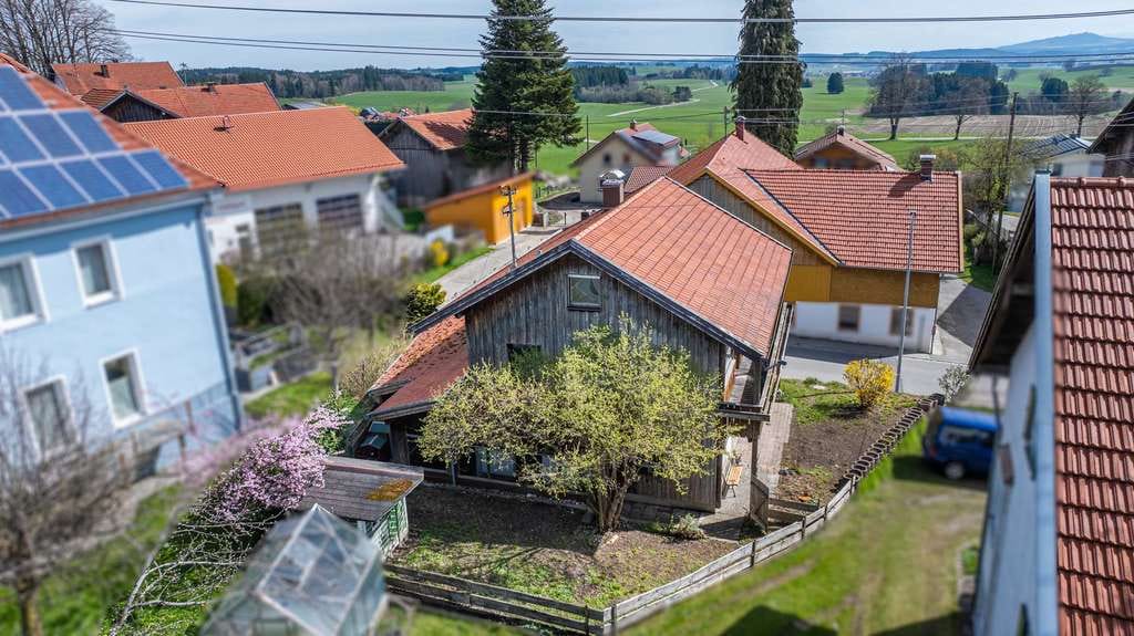 Immobilie in Schwabsoien - Kleines Haus, großes Potenzial: Einfamilienhaus mit Gestaltungsmöglichkeiten - Bild 0