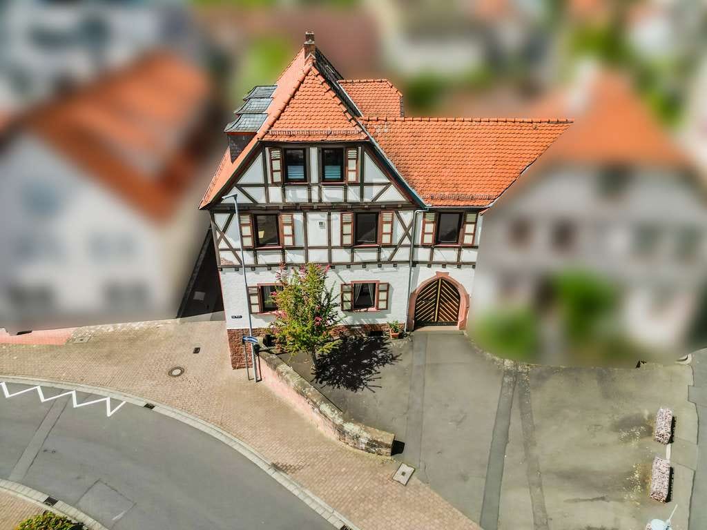 Immobilie in Gelnhausen - **Denkmalgeschütztes 3-Familien-Wohnhaus in zentraler Lage von Gelnhausen-Stadt** - Bild 3