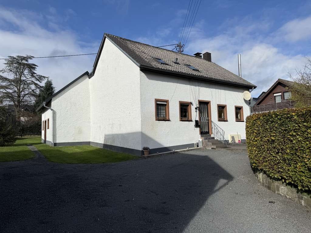 Immobilie in Oberstadtfeld - Gemütliches Einfamilienhaus mit Scheune, Garage und großen Grundstück - Bild 0