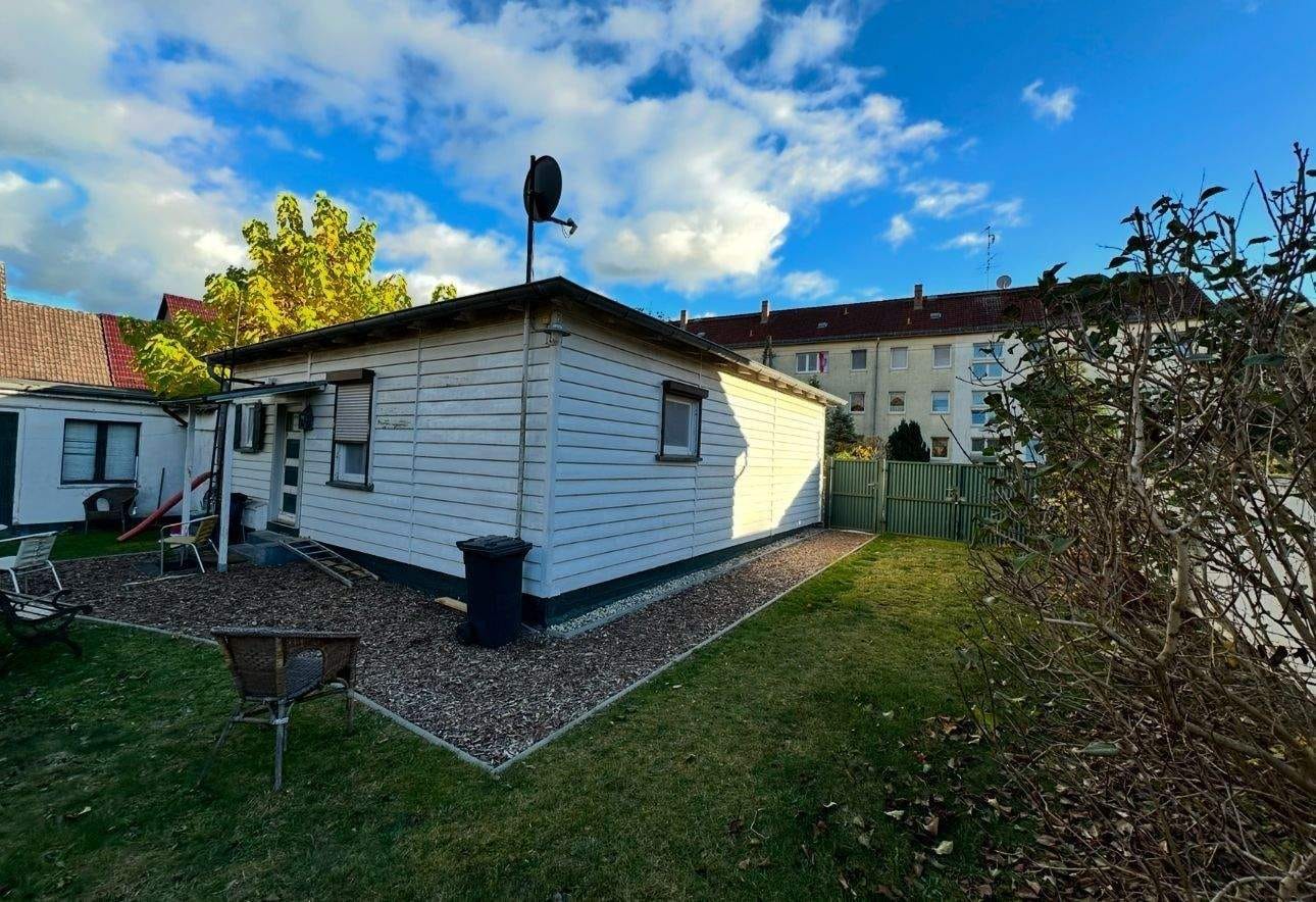 Immobilie in Kremmen - Natur trifft Ruhe + Erholung! 2 Bungalows - am Beetzer See - stehen für Sie bereit + Baugrundstück - Bild 1