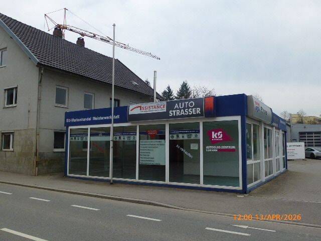 Immobilie in Neufahrn in Niederbayern -  Älteres, renovierungsbedürftiges Einfamilienhaus mit separatem Ausstellungspavillon - Bild 0